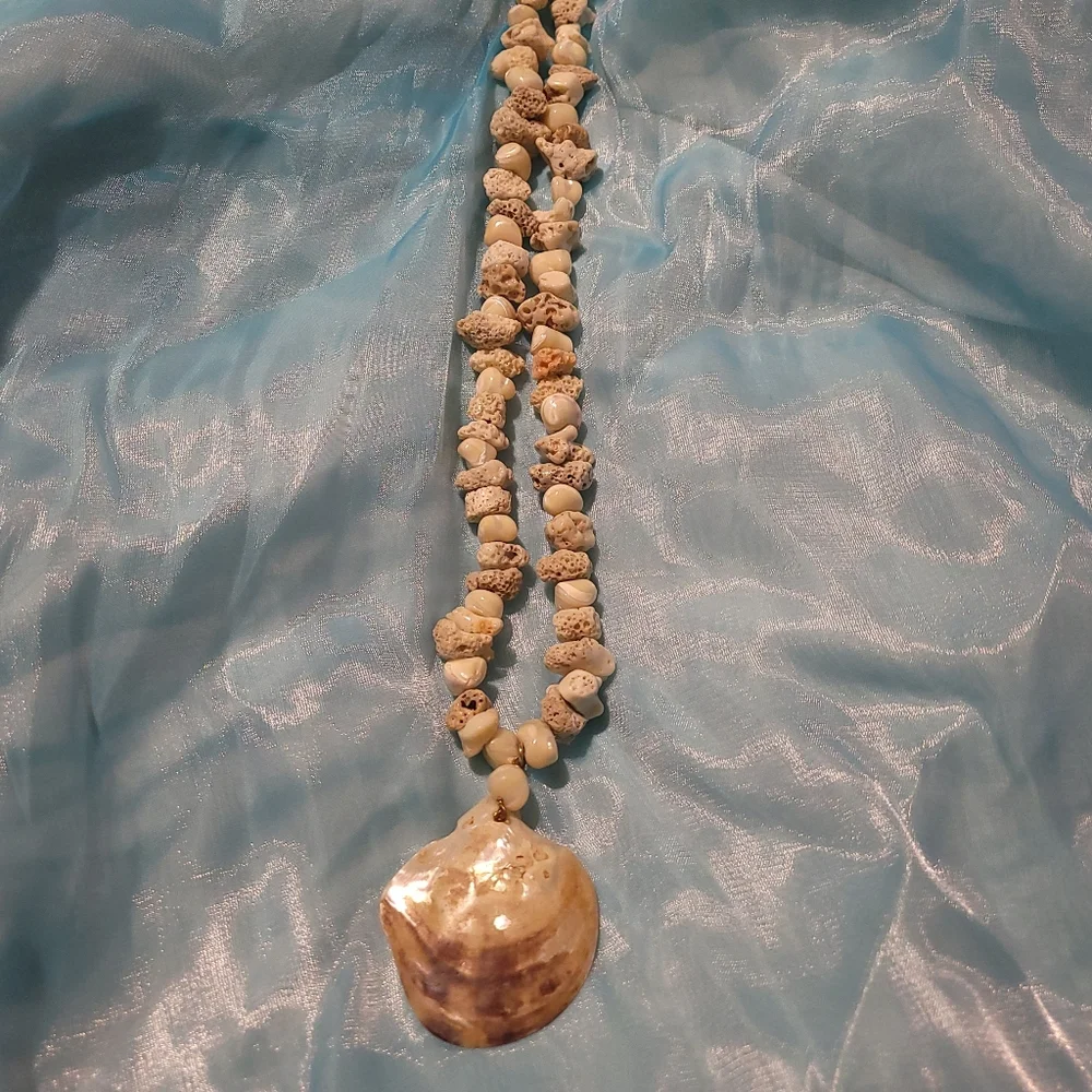 Breathtaking Coral Beaded🪸 Necklace with Mother of pearl Shell ..15 inches.. - Picture 1 of 8